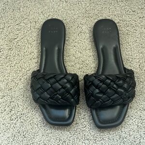 BLACK SANDALS